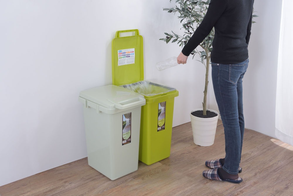 「コンテナスタイル」容量45Lのゴミ箱 シンプルな形と綺麗なカラーが人気。握りやすいハンドルで開け閉めがラクラク♪