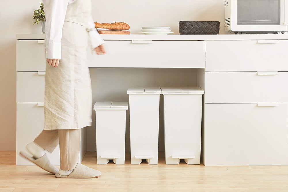 おしゃれなフタ付き　ゴミ箱 ダストボックス 白黒２色　４５L　ペダル式で楽々オープン♪抗菌加工　 SOLOW ペダルオープンツイン