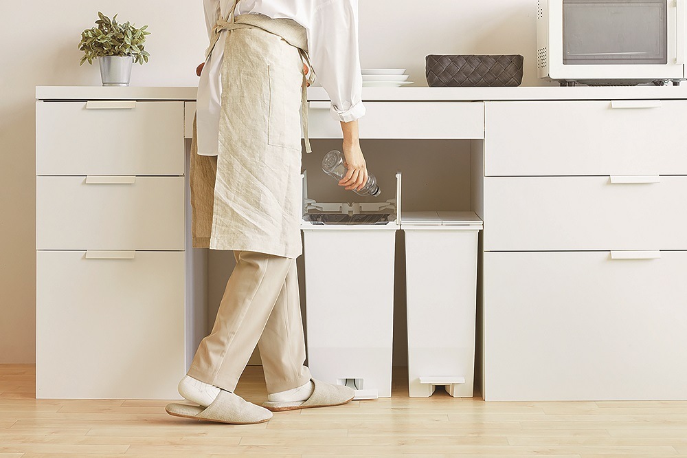 おしゃれなフタ付き　ゴミ箱 ダストボックス 白黒２色　４５L　ペダル式で楽々オープン♪抗菌加工　 SOLOW ペダルオープンツイン