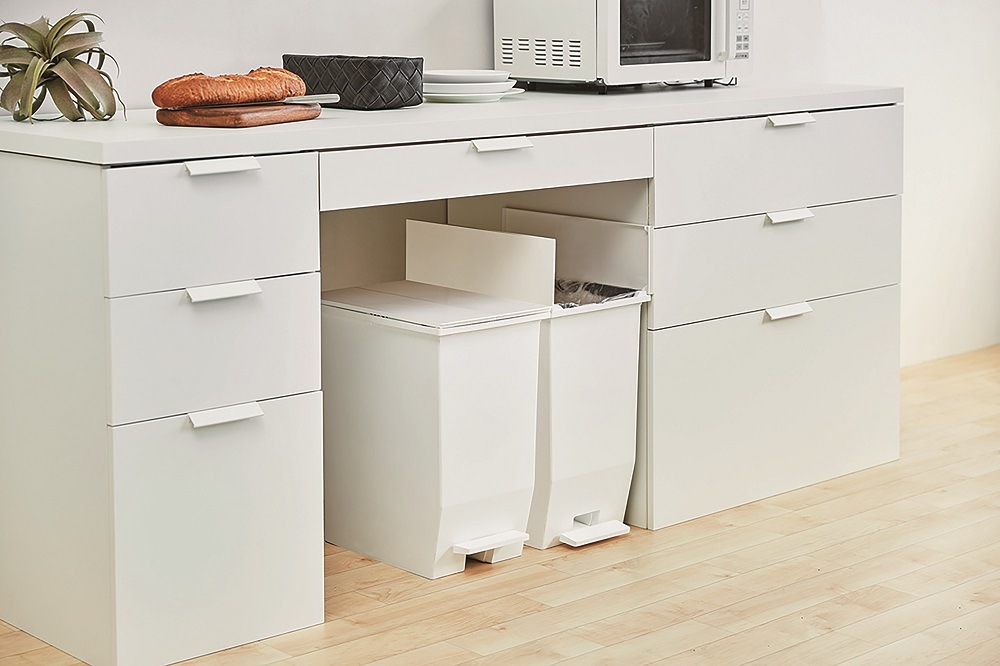 おしゃれなフタ付き　ゴミ箱 ダストボックス 白黒２色　４５L　ペダル式で楽々オープン♪抗菌加工　 SOLOW ペダルオープンツイン