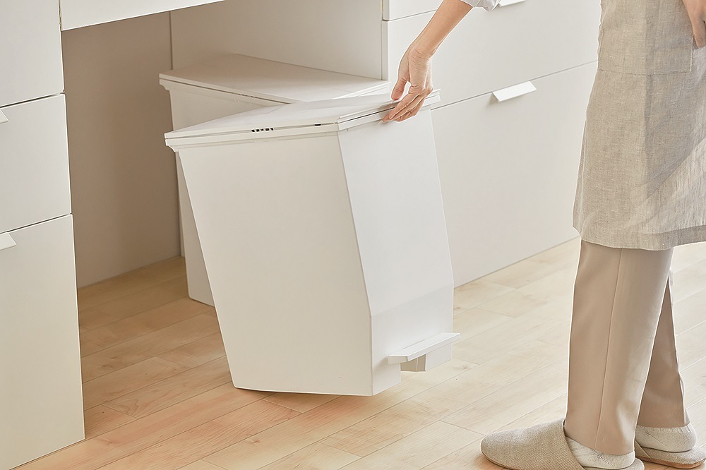 おしゃれなフタ付き　ゴミ箱 ダストボックス 白黒２色　４５L　ペダル式で楽々オープン♪抗菌加工　 SOLOW ペダルオープンツイン