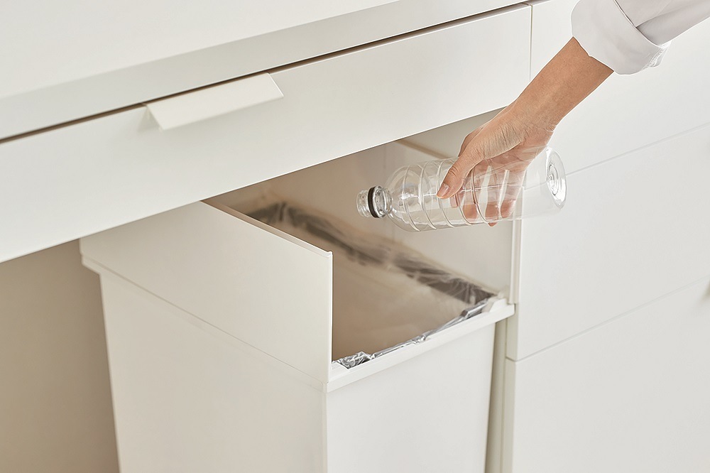 おしゃれなフタ付き　ゴミ箱 ダストボックス 白黒２色　４５L　ペダル式で楽々オープン♪抗菌加工　 SOLOW ペダルオープンツイン