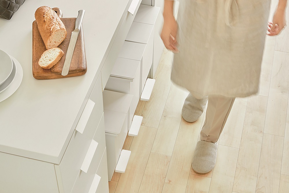 おしゃれなフタ付き　ゴミ箱 ダストボックス 白黒２色　４５L　ペダル式で楽々オープン♪抗菌加工　 SOLOW ペダルオープンツイン