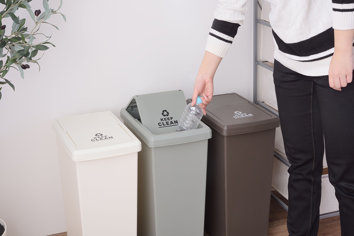シンプルなデザインでスリムなダストボックス♪スライドペール30L