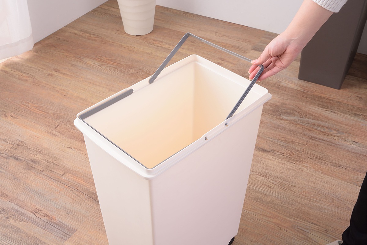 シンプルなデザインでスリムなダストボックス♪スライドペール30L