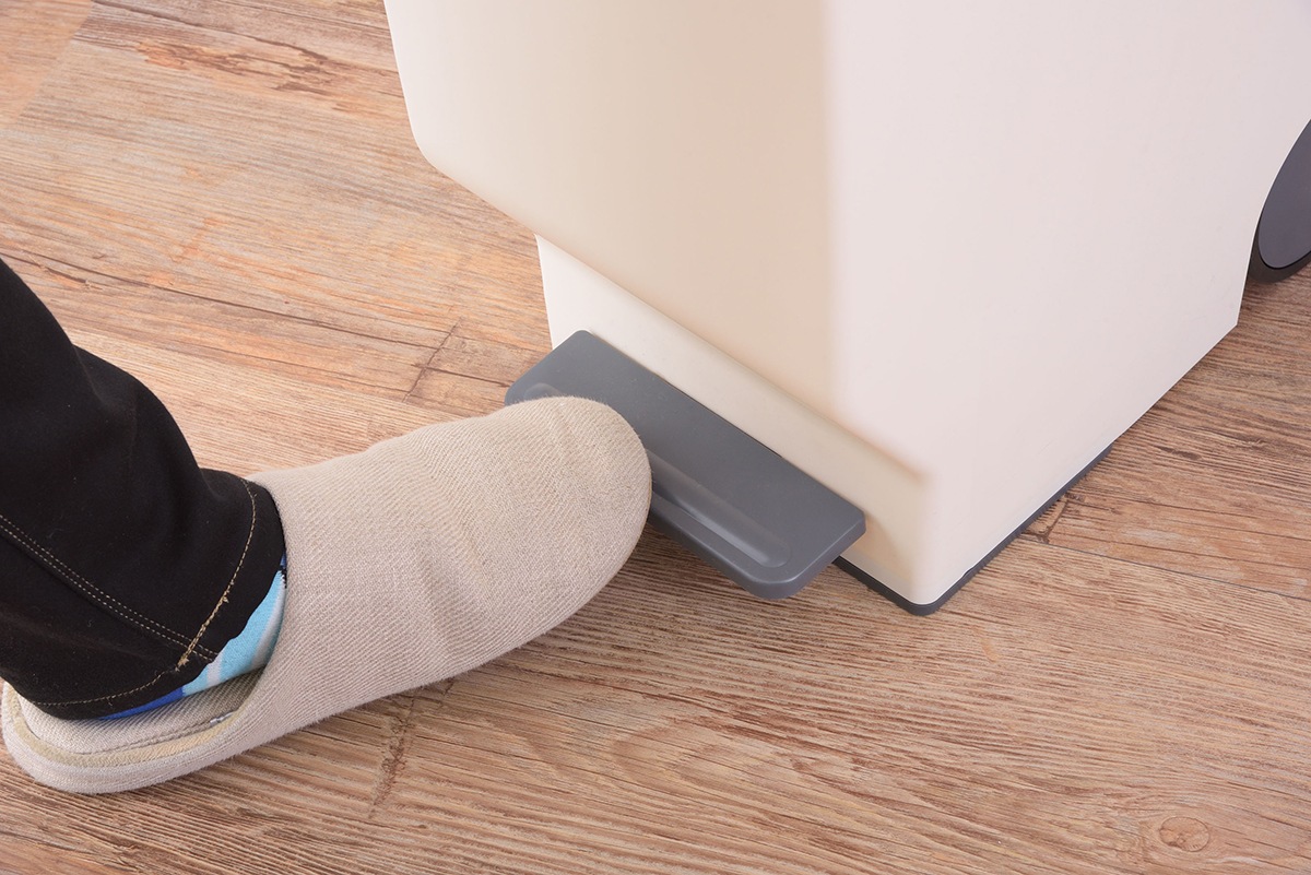 【スライドペダルペール45L】大き目の車輪がかわいい♪大きなキャスター付きでフットペダル開閉、スライドロックもできるおしゃれなごみ箱・ダストボックス