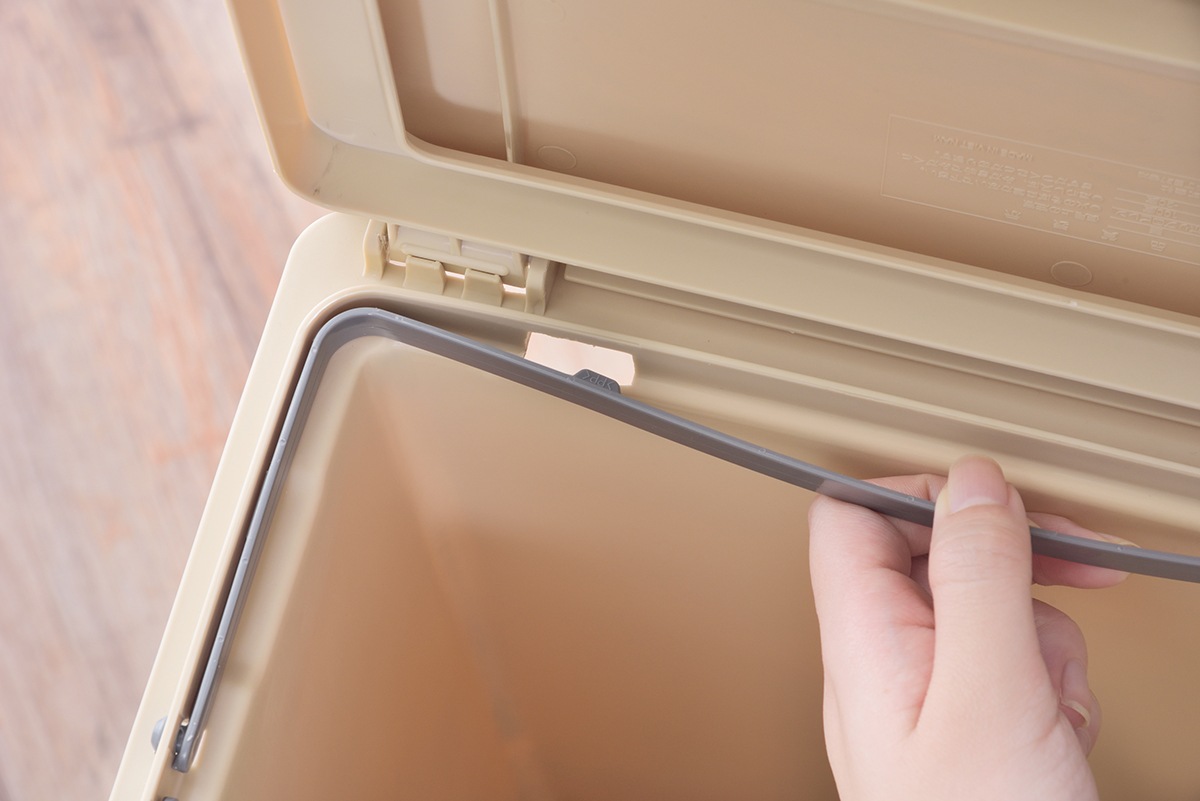 【スライドコンテナ 20】スライド式のフタやキャスター付きの落ち着いたアースカラーのダストボックス・ゴミ箱