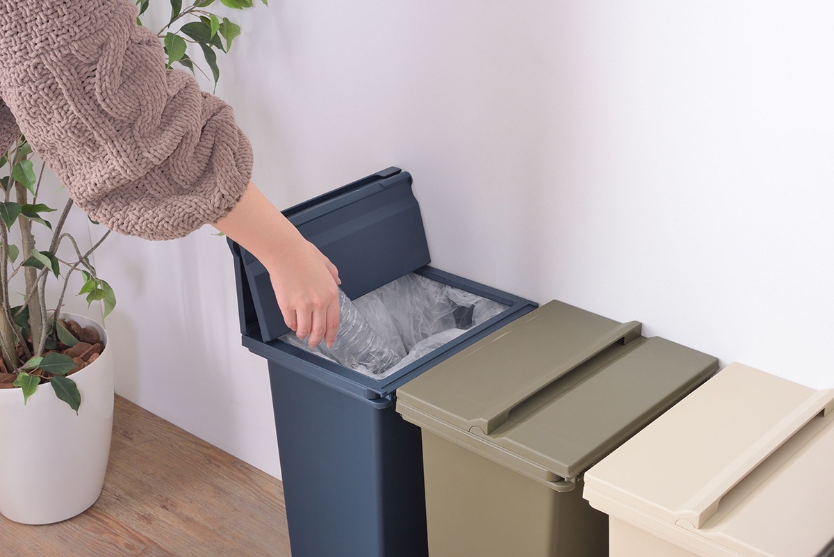 【スライドコンテナ 20】スライド式のフタやキャスター付きの落ち着いたアースカラーのダストボックス・ゴミ箱