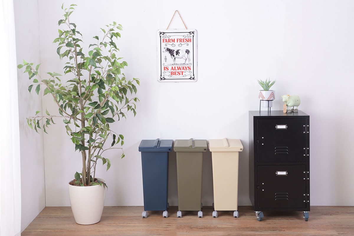 【スライドコンテナ 20】スライド式のフタやキャスター付きの落ち着いたアースカラーのダストボックス・ゴミ箱