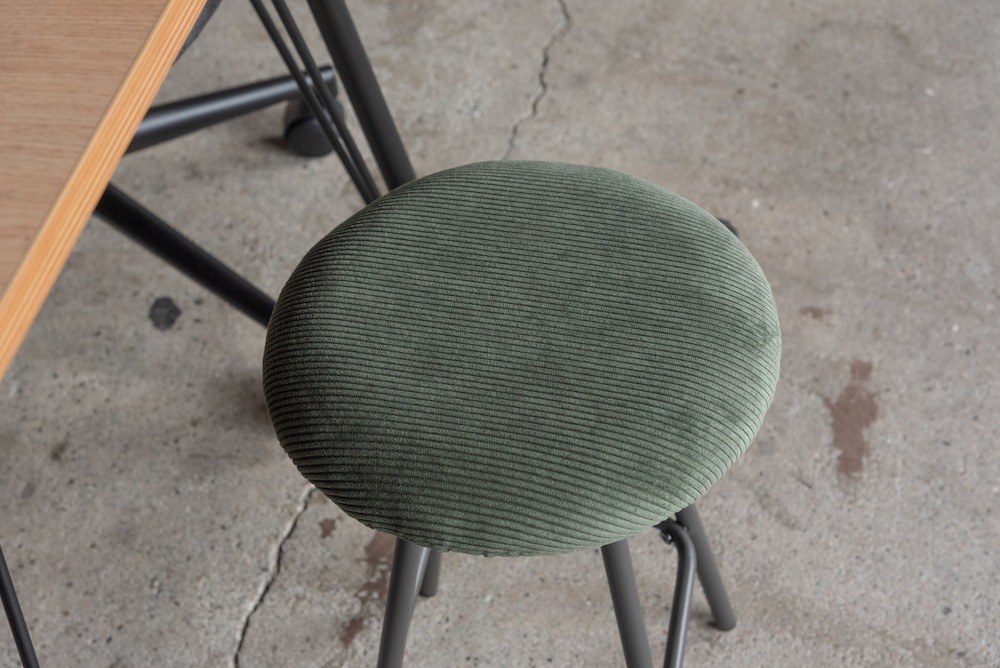 高級感のあるコーデュロイと本革でコンパクトな使い勝手抜群のスツール【benko】