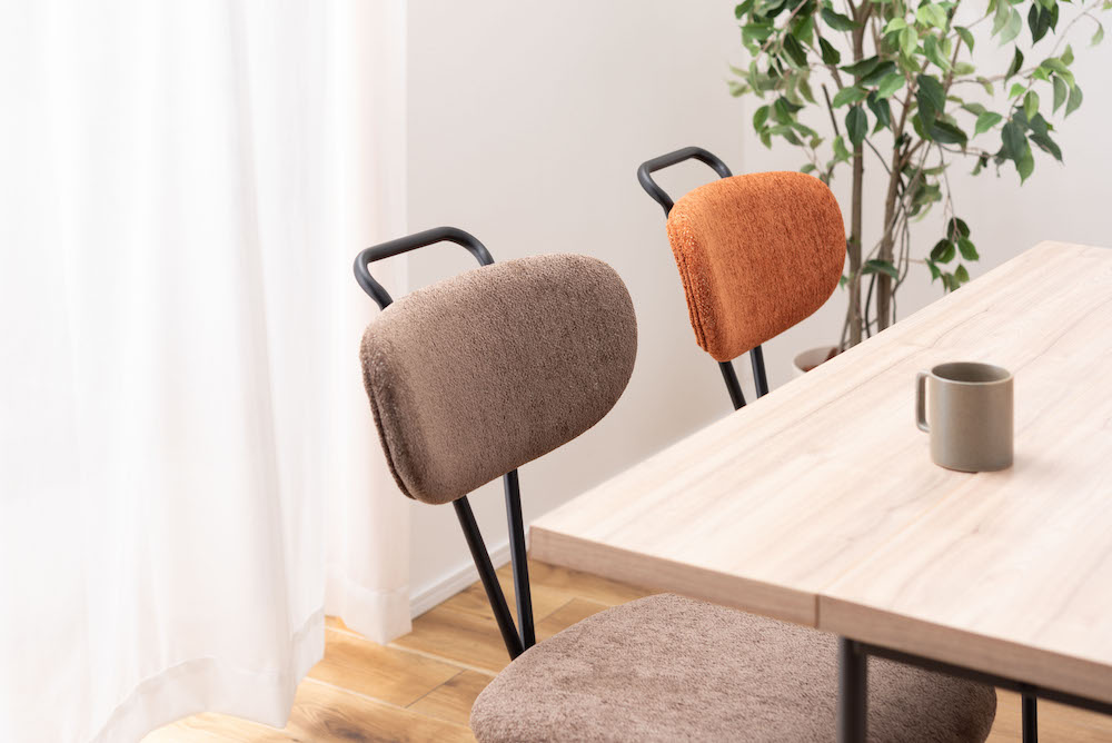 温かみのある３カラー「across chair」　背面クロスのシンプルなインダストリアルチェア