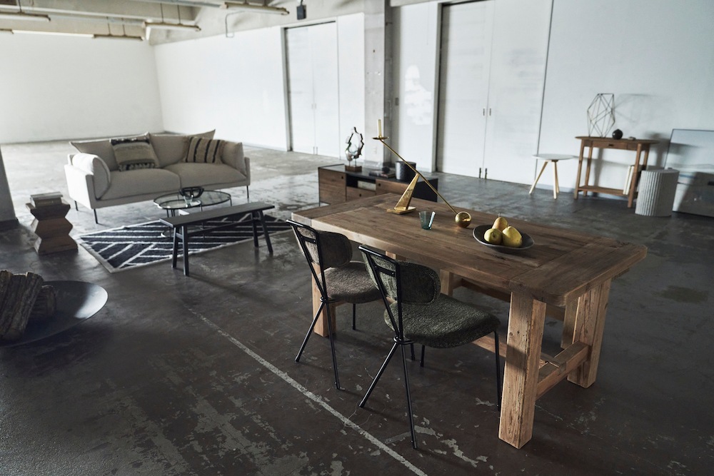 温かみのある３カラー「across chair」　背面クロスのシンプルなインダストリアルチェア