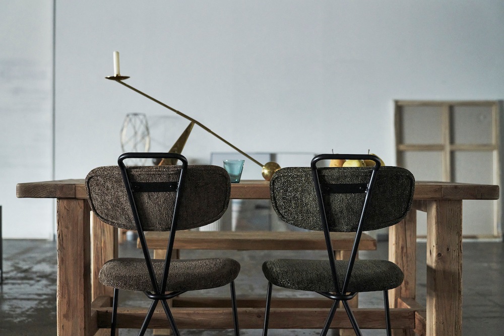 温かみのある３カラー「across chair」　背面クロスのシンプルなインダストリアルチェア