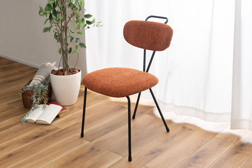 温かみのある3カラー「across chair」 背面クロスのシンプルな
