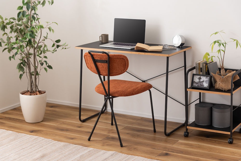 温かみのある３カラー「across chair」　背面クロスのシンプルなインダストリアルチェア