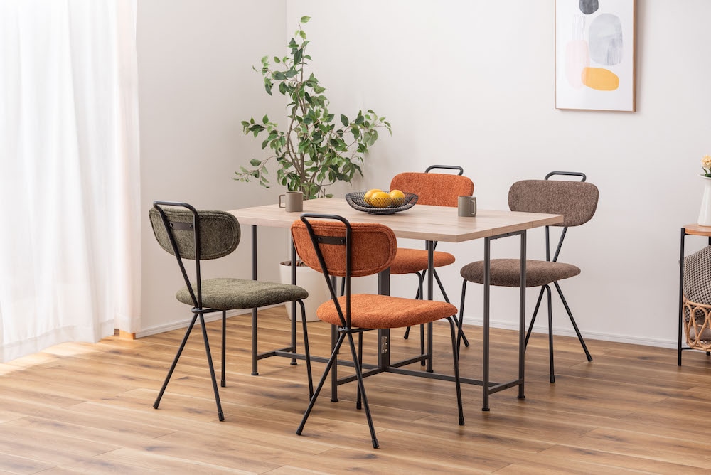 温かみのある3カラー「across chair」 背面クロスのシンプルな