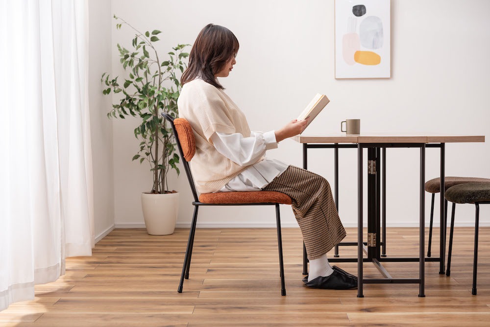 温かみのある３カラー「across chair」　背面クロスのシンプルなインダストリアルチェア