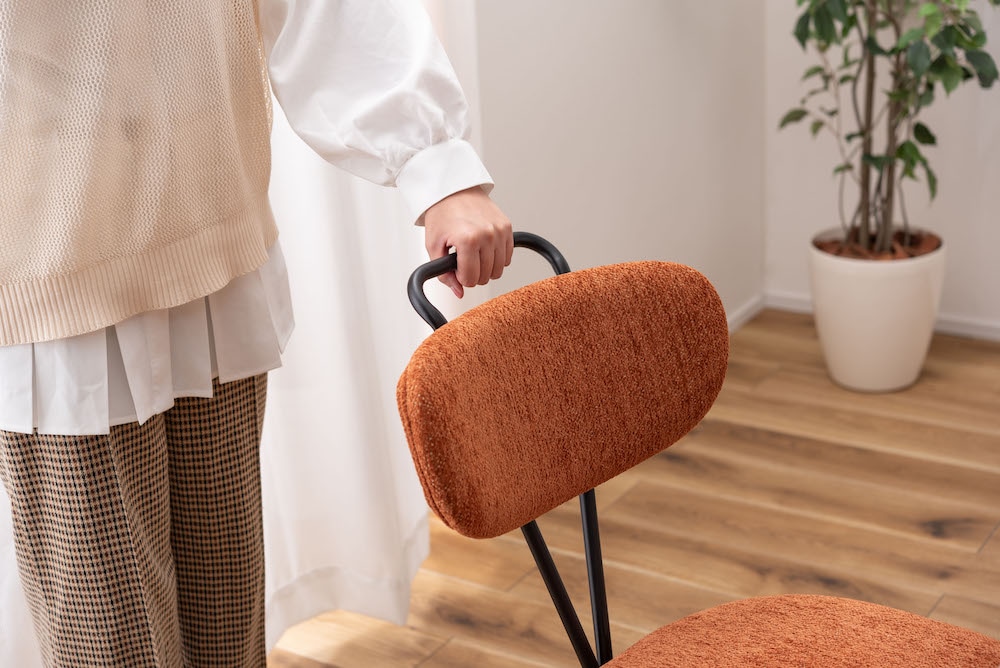 温かみのある3カラー「across chair」 背面クロスのシンプルなインダストリアルチェア