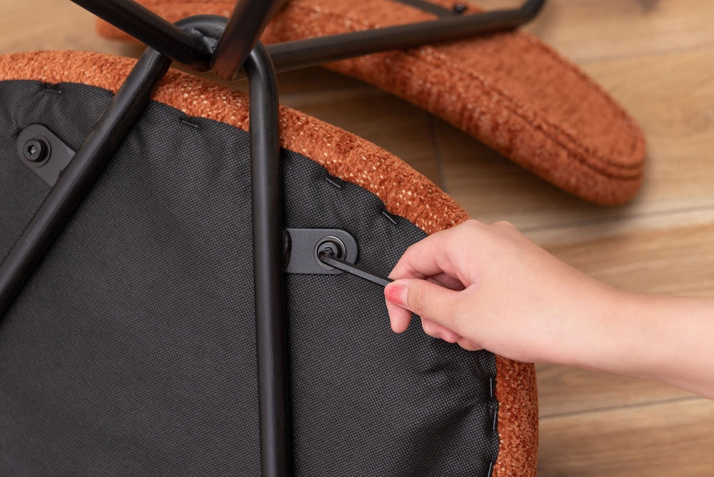 温かみのある３カラー「across chair」　背面クロスのシンプルなインダストリアルチェア