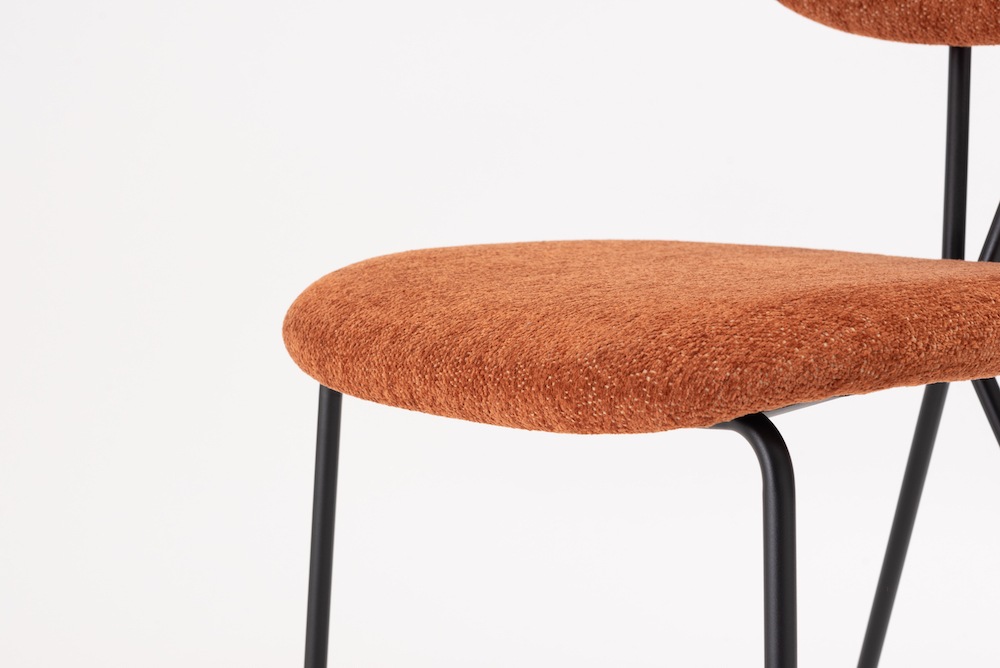 温かみのある３カラー「across chair」　背面クロスのシンプルなインダストリアルチェア