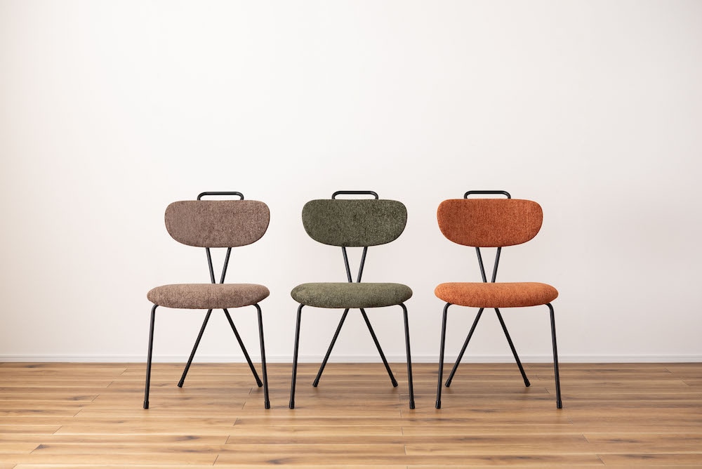温かみのある3カラー「across chair」 背面クロスのシンプルなインダストリアルチェア