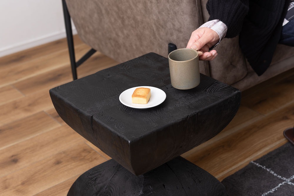 パイン古材の質感と独特の形状 天然木(パイン古材) ×黒×線の美しさのバランス【サイドテーブル】丸みのあるカーブ型