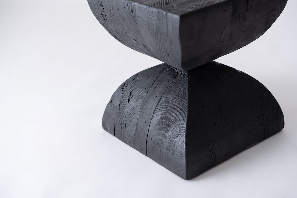 パイン古材の質感と独特の形状 天然木(パイン古材) ×黒×線の美しさのバランス【サイドテーブル】丸みのあるカーブ型