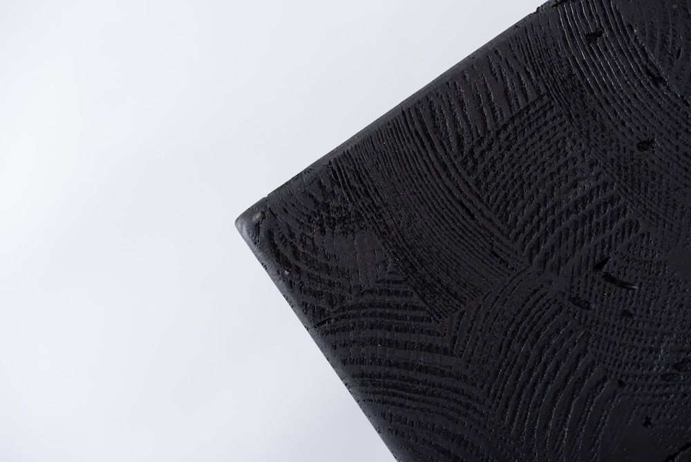 パイン古材の質感と独特の形状 天然木(パイン古材) ×黒×線の美しさのバランス【サイドテーブル】丸みのあるカーブ型