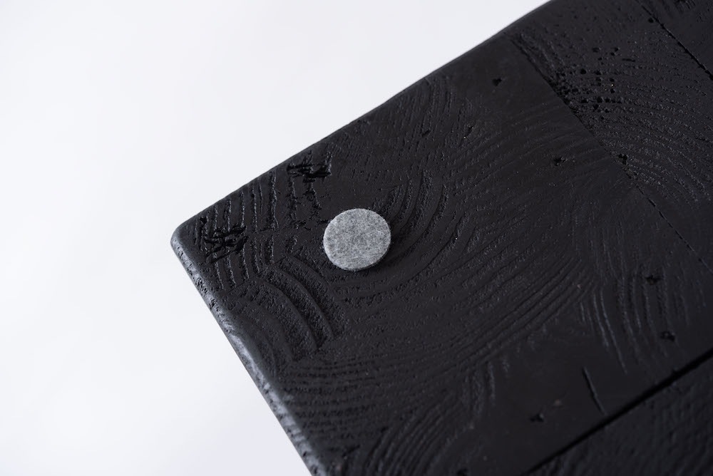 パイン古材の質感と独特の形状 天然木(パイン古材) ×黒×線の美しさのバランス【サイドテーブル】丸みのあるカーブ型