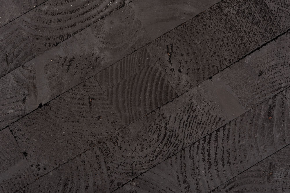 パイン古材の質感と独特の形状 天然木(パイン古材) ×黒×線の美しさのバランス【サイドテーブル】丸みのあるカーブ型