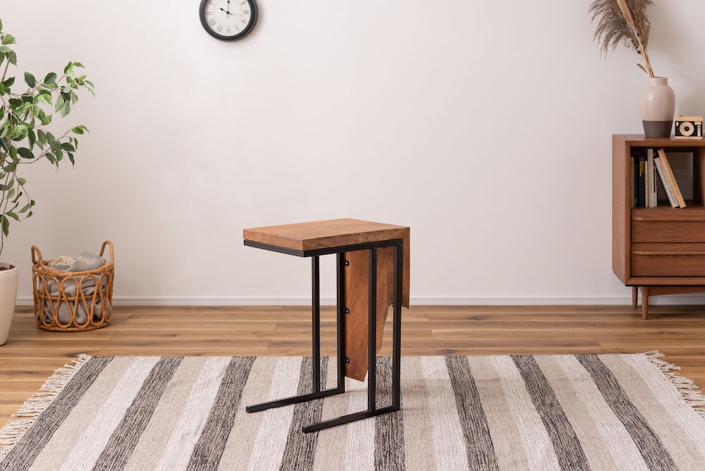 チーク材の木目そのものの形状を活かしたフォルムのおしゃれなサイドテーブル