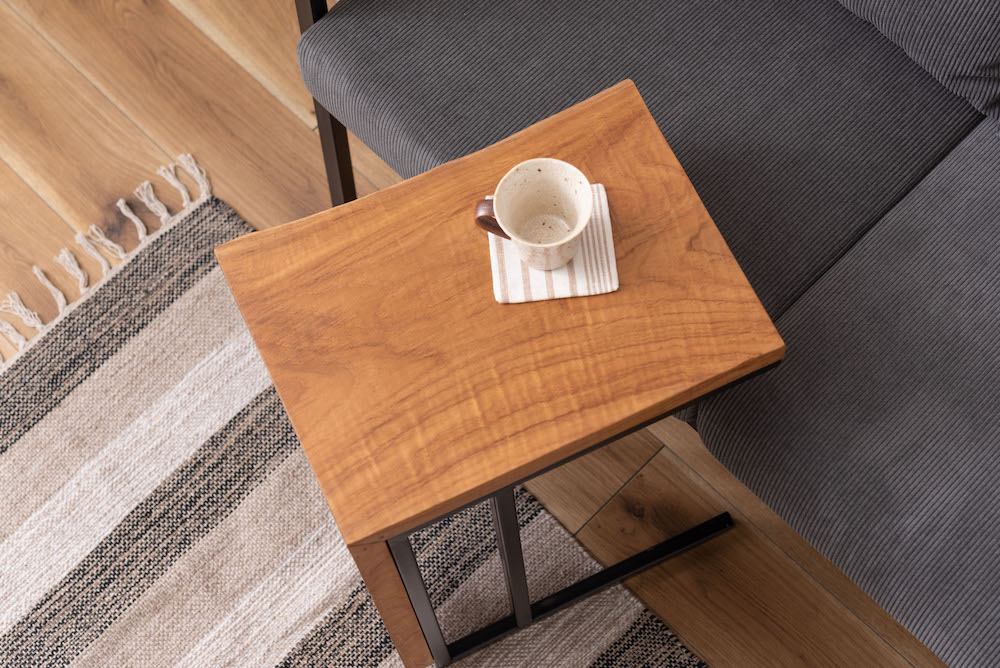 チーク材の木目そのものの形状を活かしたフォルムのおしゃれなサイドテーブル