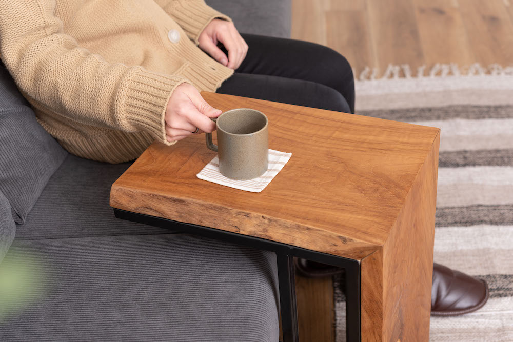 チーク材の木目そのものの形状を活かしたフォルムのおしゃれなサイドテーブル
