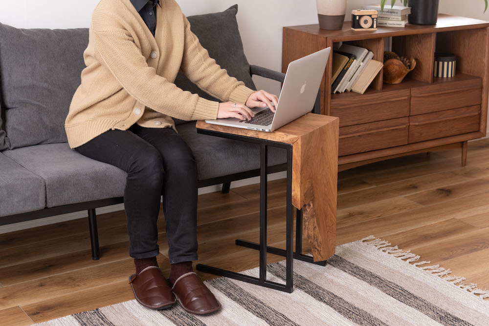 チーク材の木目そのものの形状を活かしたフォルムのおしゃれなサイドテーブル