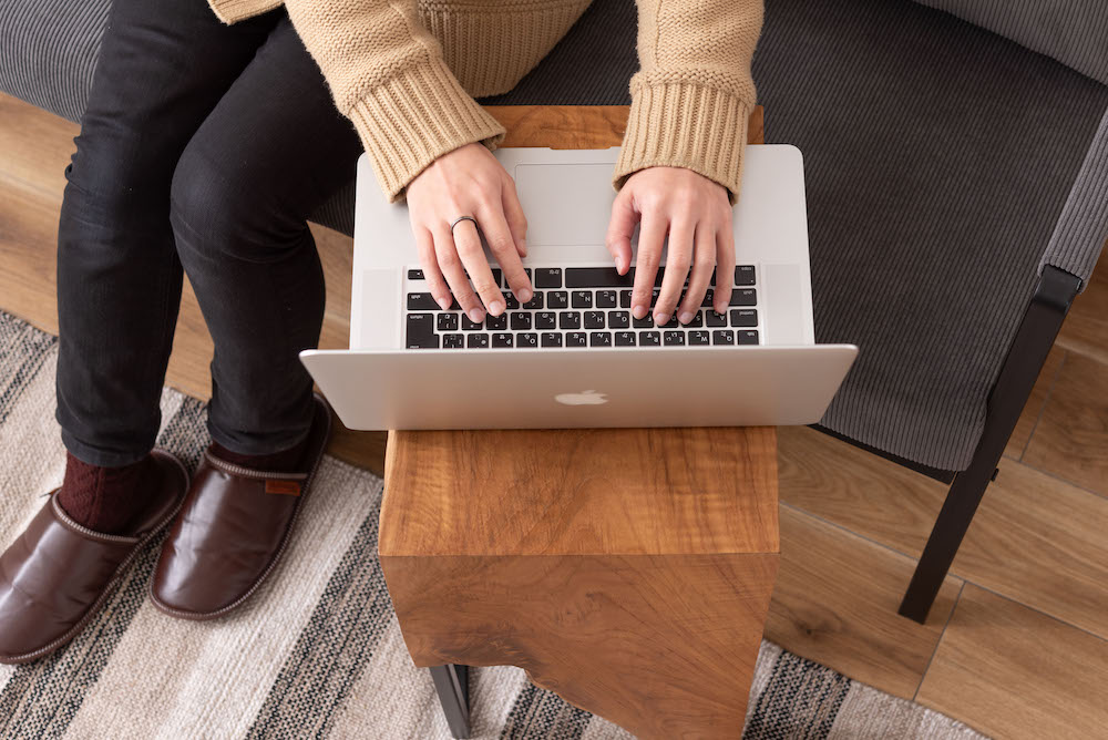 チーク材の木目そのものの形状を活かしたフォルムのおしゃれなサイドテーブル