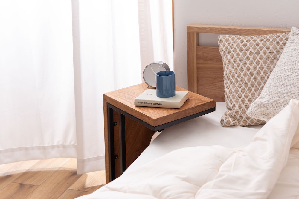 チーク材の木目そのものの形状を活かしたフォルムのおしゃれなサイドテーブル