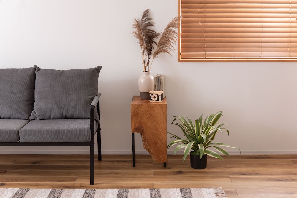 チーク材の木目そのものの形状を活かしたフォルムのおしゃれなサイドテーブル