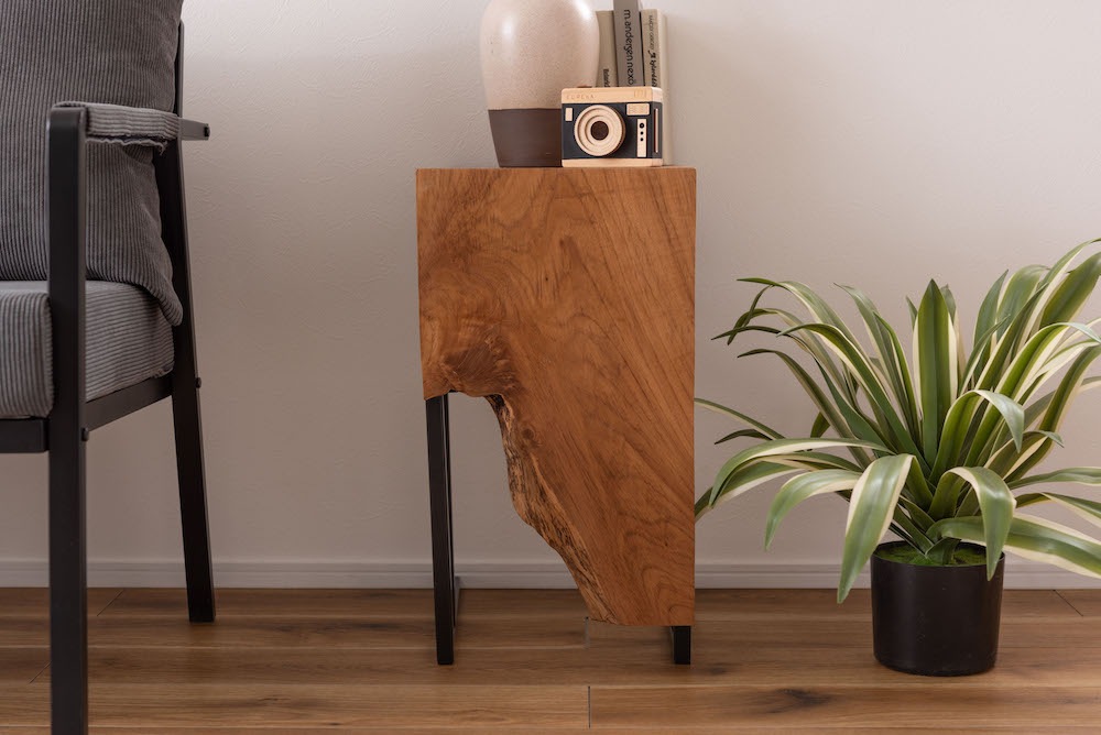 チーク材の木目そのものの形状を活かしたフォルムのおしゃれなサイドテーブル