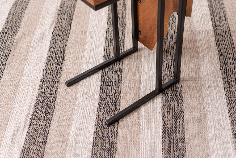 チーク材の木目そのものの形状を活かしたフォルムのおしゃれなサイドテーブル