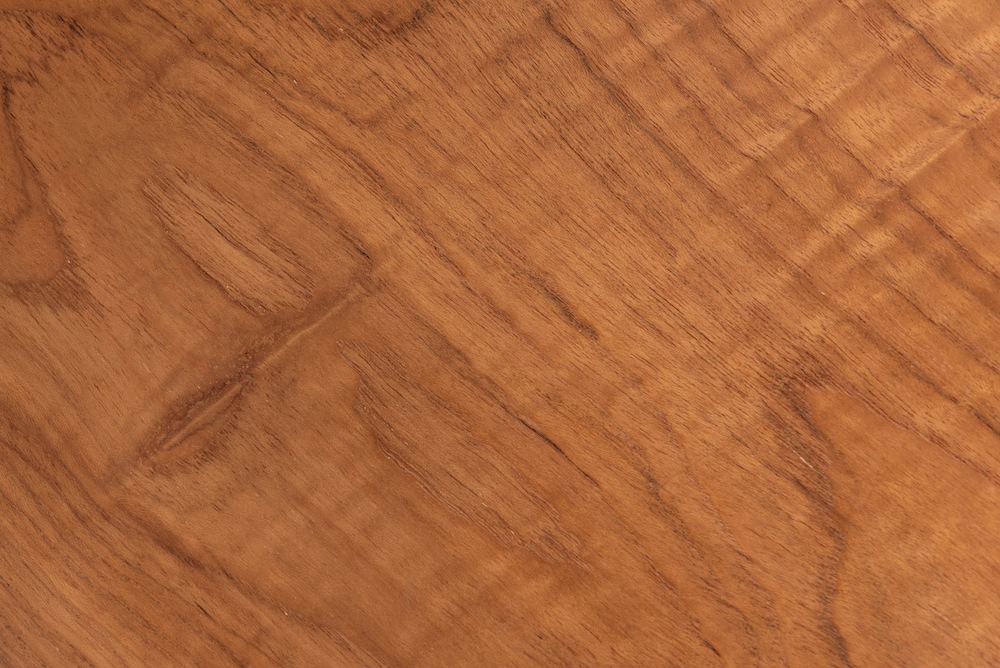 チーク材の木目そのものの形状を活かしたフォルムのおしゃれなサイドテーブル