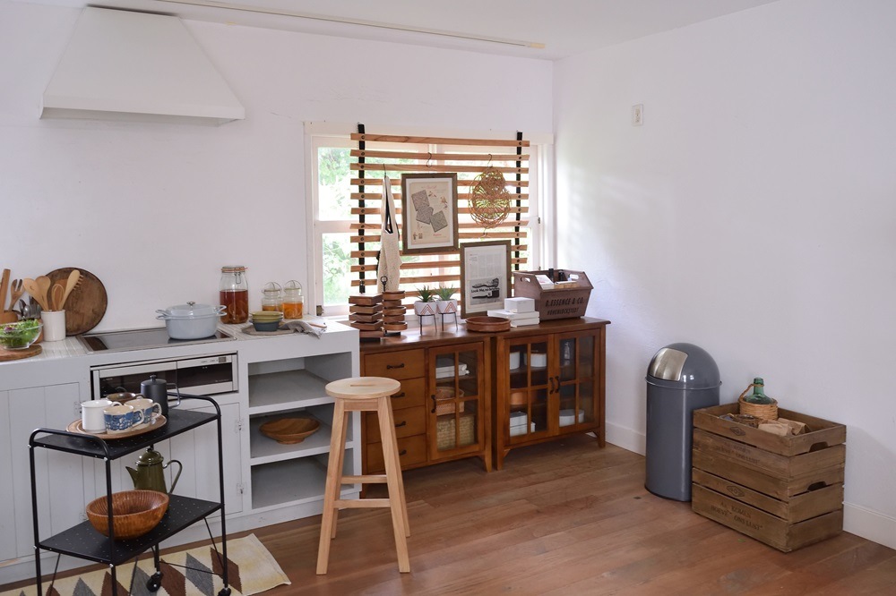 天然木のナチュラルぬくもり感じる「ウッドパーテーション」　　吊り下げ式で省スペース　 　　　　　　  【ワイドタイプ】幅120ｃｍ×高113ｃｍ                 背面ディスプレイ/間仕切り/