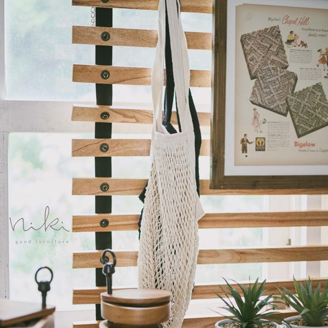 天然木のナチュラルぬくもり感じる「ウッドパーテーション」　　吊り下げ式で省スペース　 　　　　　　  【ワイドタイプ】幅120ｃｍ×高113ｃｍ                 背面ディスプレイ/間仕切り/