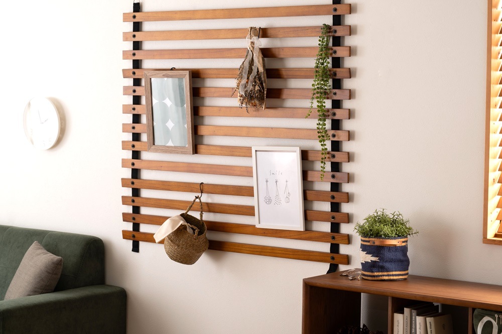 天然木のナチュラルぬくもり感じる「ウッドパーテーション」　　吊り下げ式で省スペース　 　　　　　　  【ワイドタイプ】幅120ｃｍ×高113ｃｍ                 背面ディスプレイ/間仕切り/