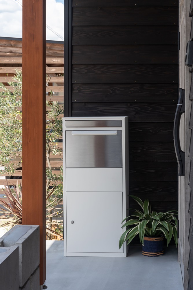 【ホワイト】おしゃれな宅配ボックス「デリバリーボックス」戸建の宅配便の不在受け取りに、置き型・工事不要・ポスト一体型の宅配BOX。