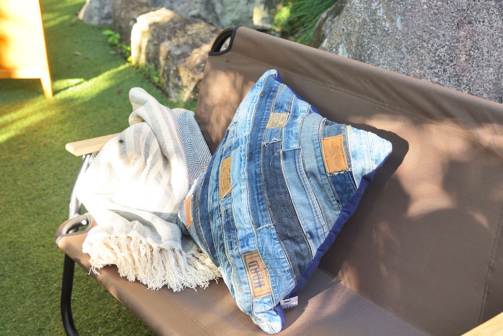 デニムのデザインクッション 45cm角 インド製（タイプB）