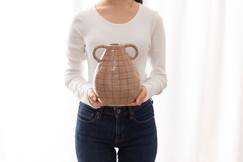 北欧感じる温かいぽってりフラワーベース/取っ手付き 【21センチ】