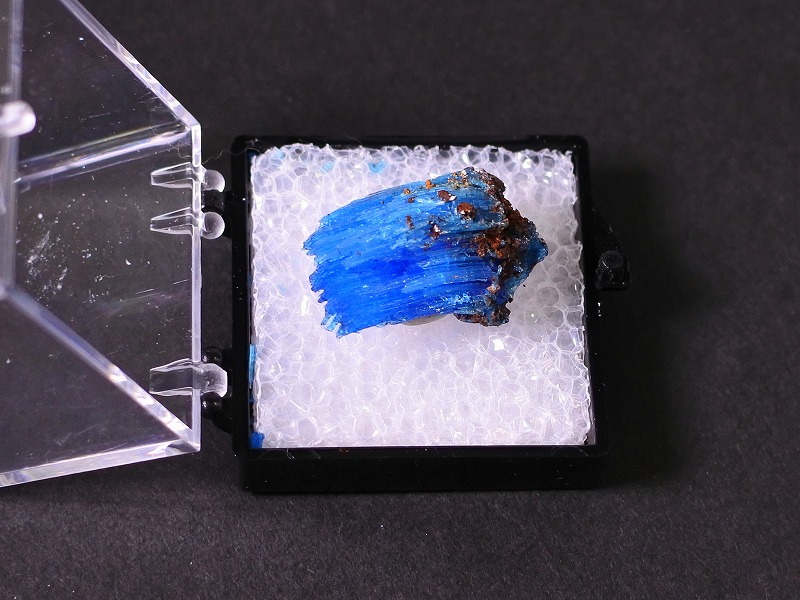 カルカンサイト 鮮やか青色結晶 ケース付き -13 | 〇鉱物・原石