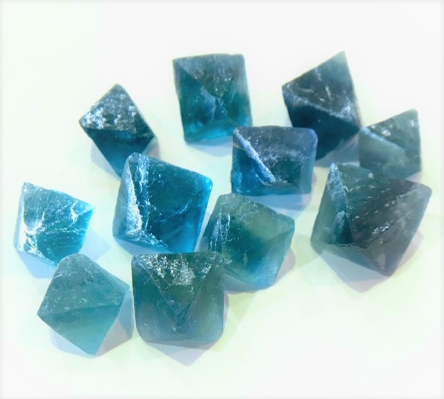 大人気 青が綺麗 ブルーフローライト原石 8面体 1個売り 鉱物 原石 フローライト Nirvana Stone