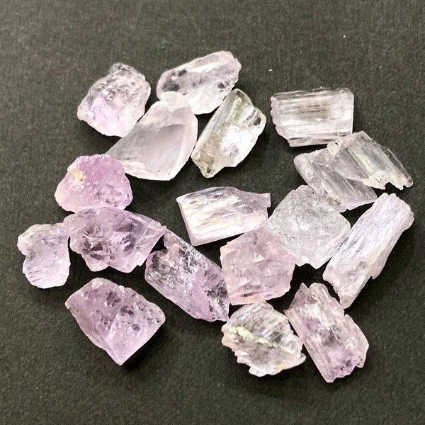 クンツァイト原石 レア クンツァイト原石ブルークンツァイト共生1.8kg クンツァイト原石