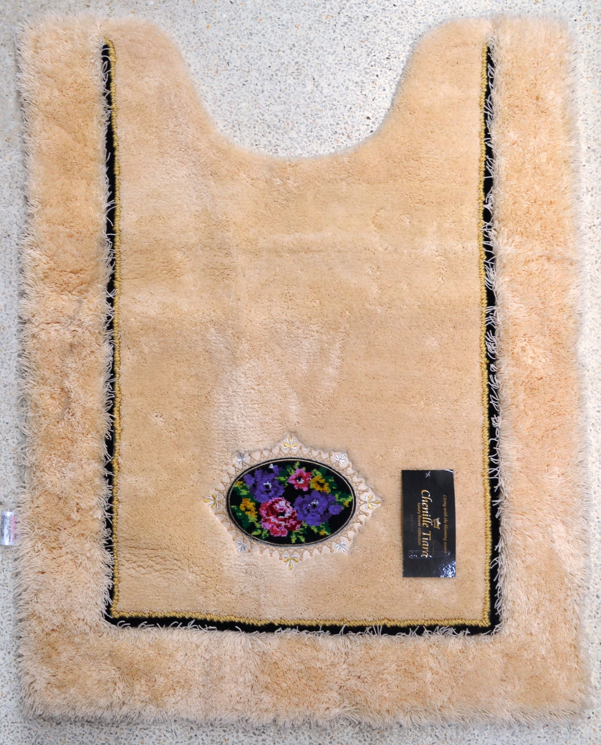 オカ　国産　シェニールティアラ　ロングサイズトイレマット　８５×６７㎝ ベージュ